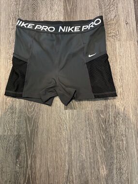 Nike Pro Two-Tone Dri-fit Black & Dark Gray Athletic Shorts with Pockets.   B18